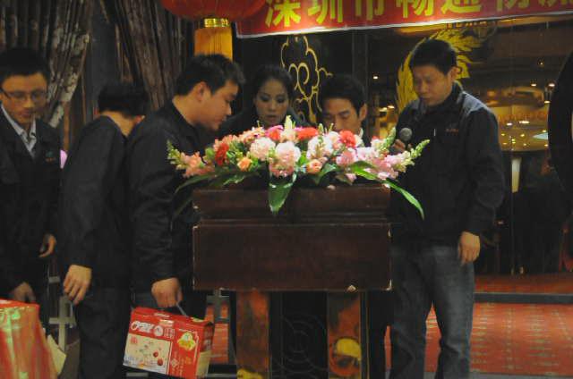 员工上台领奖品