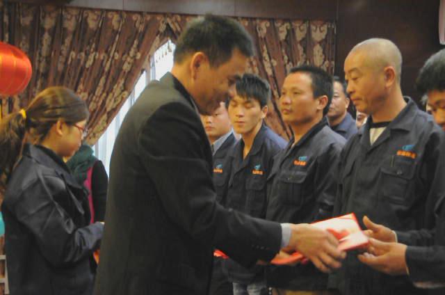 总经理温伟庭先生为年度优秀员工颁奖